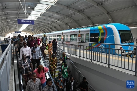 2月28日，在尼日利亞拉各斯，人們在輕軌藍線碼頭站下車出站。新華社記者 韓旭 攝