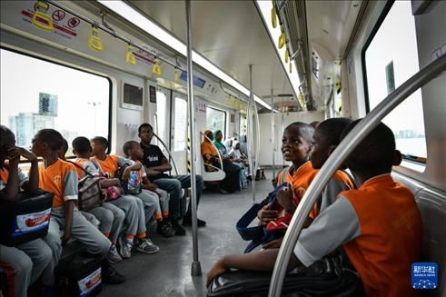2月28日，在尼日利亞拉各斯，一所小學的學生們體驗乘坐輕軌藍線列車。新華社記者 韓旭 攝