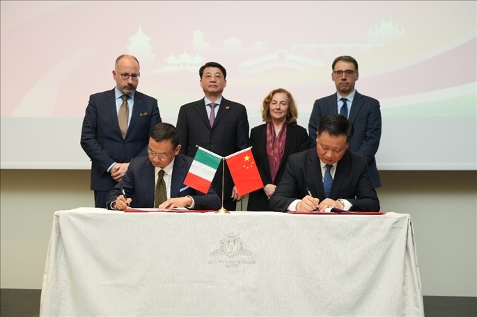 揚(yáng)州市政府與意大利中國(guó)商會(huì)簽署合作協(xié)議。 主辦方供圖