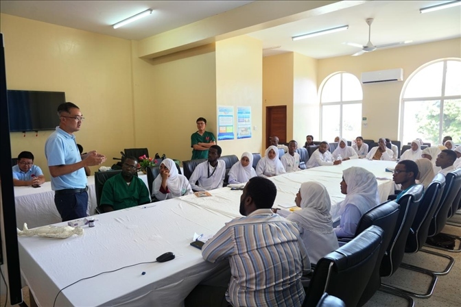 韋長群醫(yī)生進行中醫(yī)講座。中國援桑醫(yī)療隊供圖