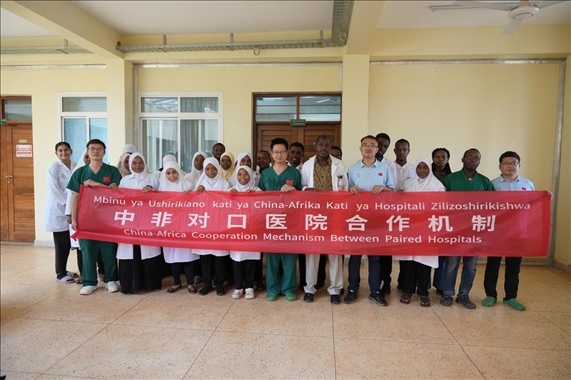 醫(yī)療隊隊員和當地醫(yī)生們合影。中國援桑醫(yī)療隊供圖