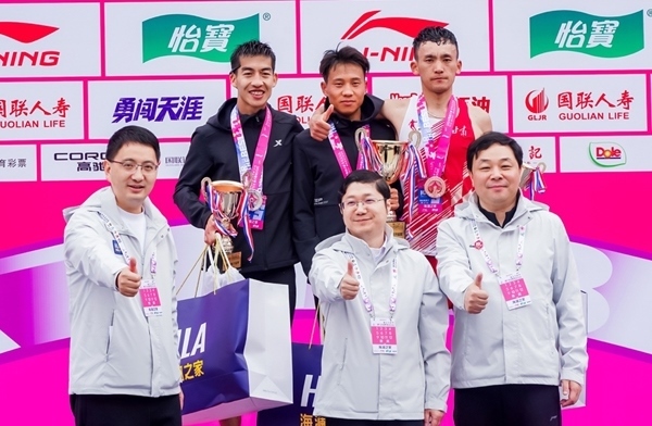 無錫市人民政府副秘書長顧文龍，無錫市體育局黨組書記、副局長楊宇華，海瀾集團黨委副書記、副總裁江南共同為全國馬拉松錦標賽（第一站）男子組前3名頒獎。受訪者供圖