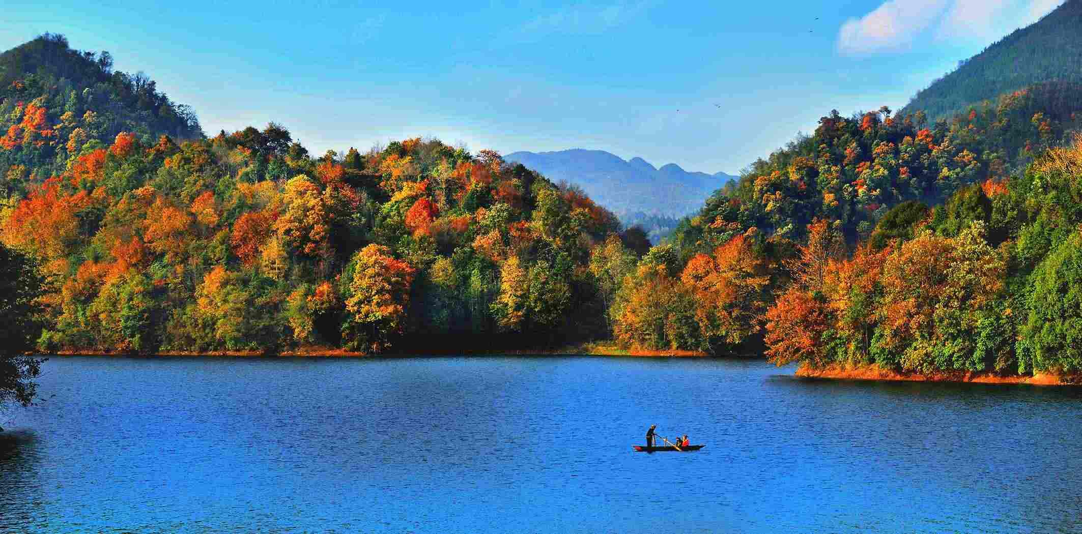 百里杜鵑湖好風光。羅冠宇 攝