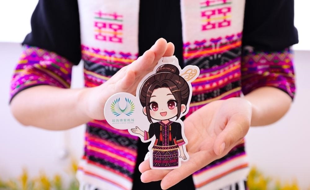 △2024年3月22日，博鰲機場工作人員展示“博鰲香”香氛卡片。