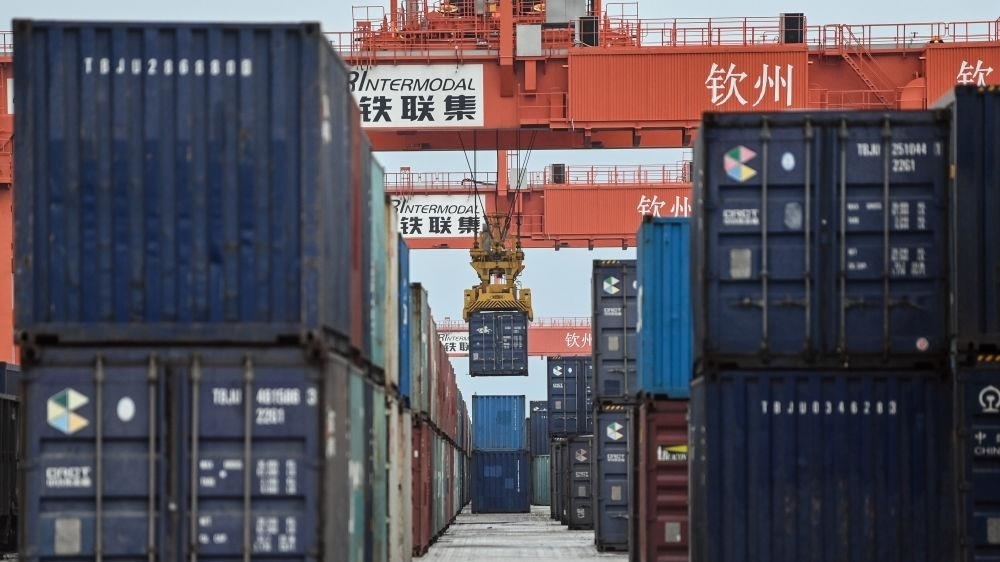 △2023年5月11日，在廣西欽州鐵路集裝箱中心站，塔吊在下卸集裝箱。近年來，在RCEP政策紅利推動下，中國與東盟產(chǎn)業(yè)合作不斷深化，助力區(qū)域經(jīng)濟發(fā)展。