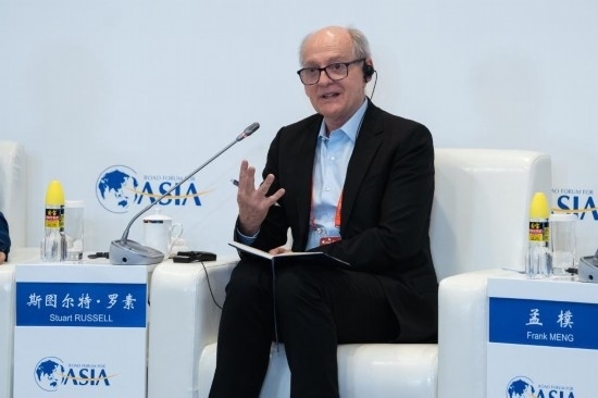 3月27日，《人工智能：現(xiàn)代方法》作者、加州大學(xué)伯克利分校計(jì)算機(jī)科學(xué)系教授斯圖爾特·羅素在分論壇上發(fā)言。新華社記者 曹夢(mèng)瑤 攝