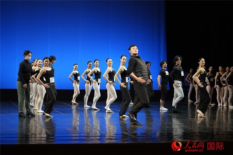 松山芭蕾舞團青年代表團成員在中央芭蕾舞團跟隨中方教師上課。人民網(wǎng)記者 張麗婭攝