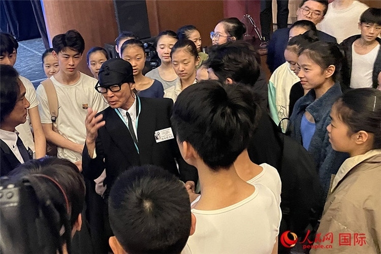 松山芭蕾舞團總代表清水哲太郎與中央芭蕾舞團舞蹈學(xué)校的學(xué)生們交流。人民網(wǎng)記者 張麗婭攝