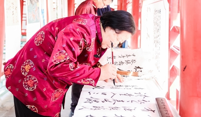 杏花節(jié)書畫展上書法家現(xiàn)場創(chuàng)作。受訪方供圖