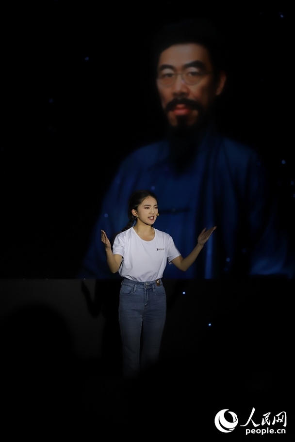 數(shù)字人“聞一多”與青年學(xué)生隔空對話。人民網(wǎng)記者 李發(fā)興攝