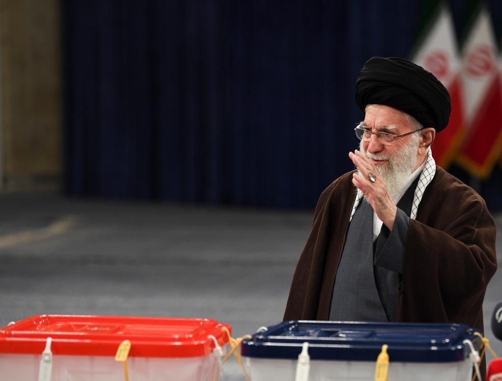 3月1日，在伊朗首都德黑蘭，伊朗最高領(lǐng)袖哈梅內(nèi)伊在設(shè)于領(lǐng)袖府內(nèi)的投票站投票。新華社記者沙達(dá)提攝