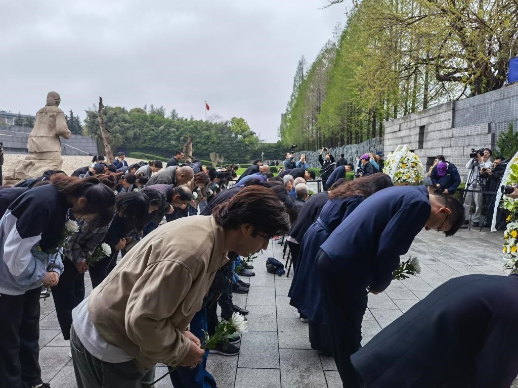 人們面向“哭墻”鞠躬。新華社記者邱冰清 攝