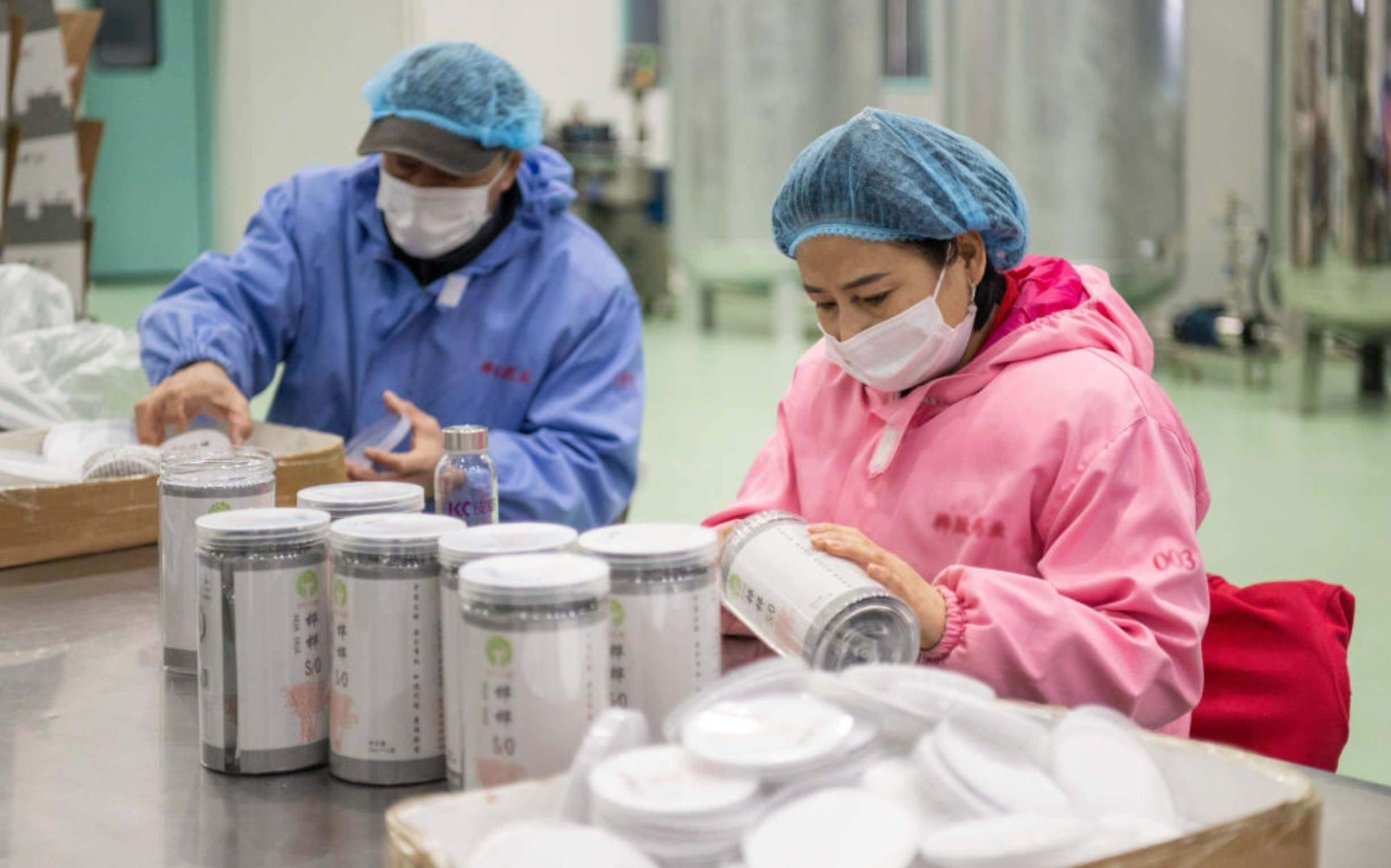 △2024年3月12日，黑龍江伊春一家公司內，工作人員在包裝樺樹汁相關產品。