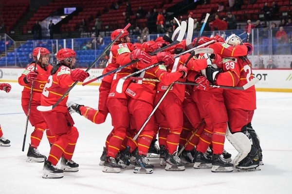 中國隊?wèi)c祝比賽勝利。圖片來源：國際冰聯(lián)