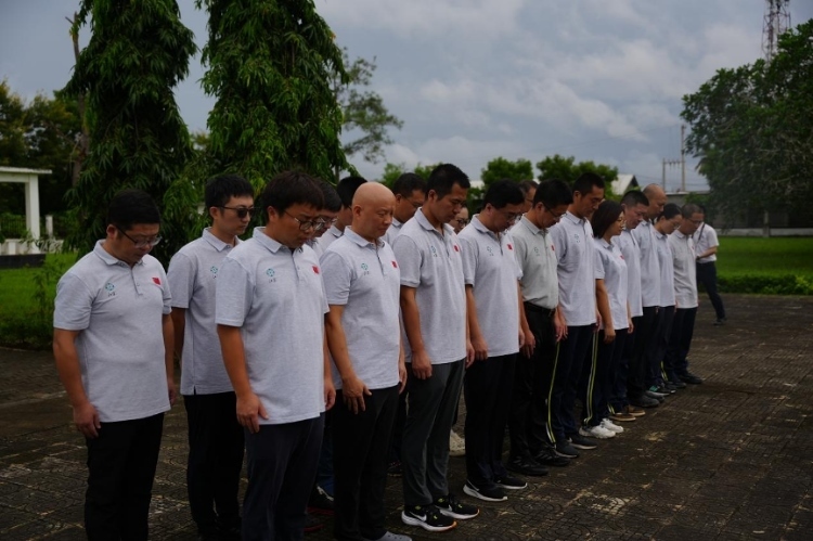 醫(yī)療隊(duì)隊(duì)員默哀。中國(guó)援桑醫(yī)療隊(duì)供圖