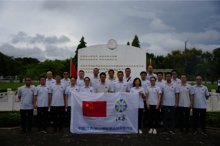 醫(yī)療隊(duì)合影。中國(guó)援桑醫(yī)療隊(duì)供圖