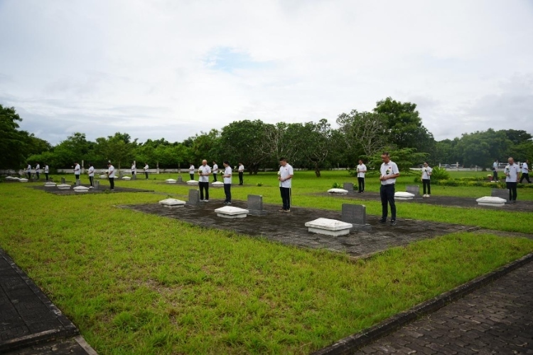 醫(yī)療隊(duì)隊(duì)員向烈士們獻(xiàn)花。中國(guó)援桑醫(yī)療隊(duì)供圖