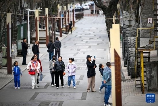 4月5日，游客在寧夏石嘴山市大武口洗煤廠工業(yè)遺址公園游覽。新華社記者 馮開(kāi)華 攝