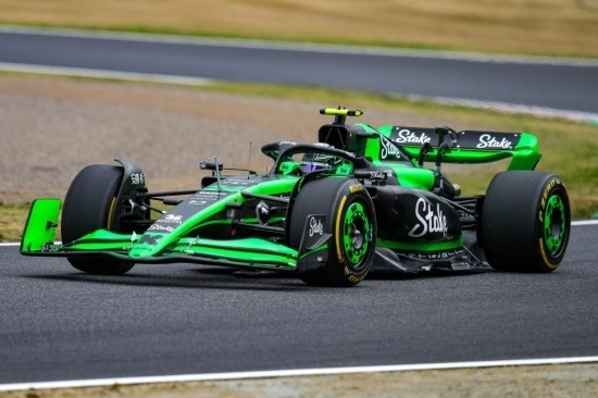 4月5日，索伯車隊中國車手周冠宇在練習(xí)賽中。新華社記者 張笑宇 攝