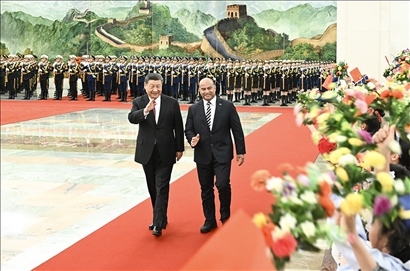 △2024年3月25日，習(xí)近平主席在北京人民大會堂同來華進(jìn)行國事訪問的瑙魯總統(tǒng)阿迪昂舉行會談。這是會談前，習(xí)近平主席在人民大會堂北大廳為阿迪昂總統(tǒng)舉行歡迎儀式。