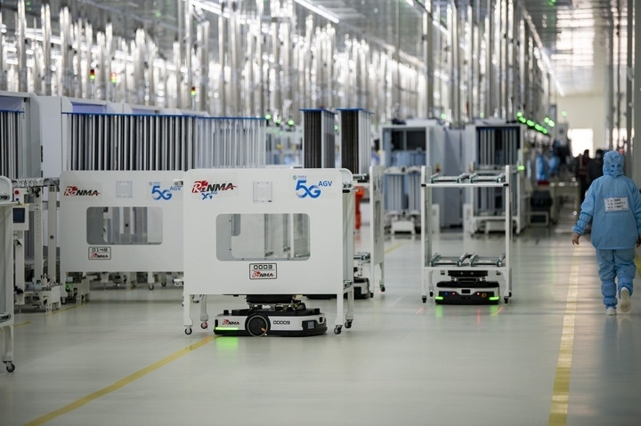 2024年1月10日，在位于浙江省金華市金義新區(qū)的潤(rùn)馬光能集團(tuán)金華工廠智能化生產(chǎn)車(chē)間里，AGV（自動(dòng)導(dǎo)引運(yùn)輸）小車(chē)忙碌穿梭在生產(chǎn)單元之間。圖源新華社