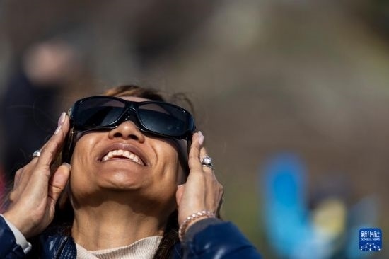 4月8日，一名女子在美國紐約州普拉茨堡觀看日食。新華社發(fā)（文森特·約翰遜攝）