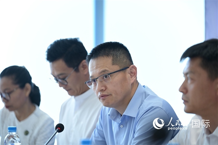緬甸中國(guó)企業(yè)商會(huì)會(huì)長(zhǎng)、工商銀行仰光分行行長(zhǎng)劉銘介紹有關(guān)情況-人民網(wǎng)記者謝佳君攝
