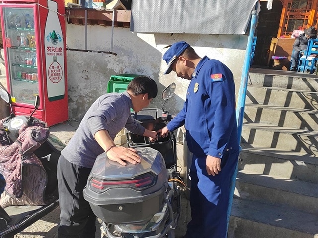 拉薩市消防救援支隊組織開展電動自行車消防安全檢查工作。受訪者供圖