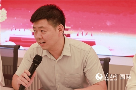 中國駐里約總領(lǐng)館領(lǐng)僑處處長齊冀在座談會上致辭。人民網(wǎng)記者 陳海琪攝