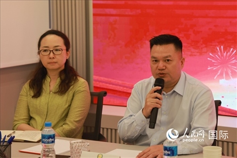 巴西和統(tǒng)會會長張小春（右）在座談會上致辭。人民網(wǎng)記者 陳海琪攝