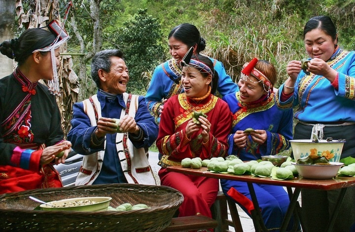 畬族群眾一起做清明果。供圖 共享聯(lián)盟·景寧