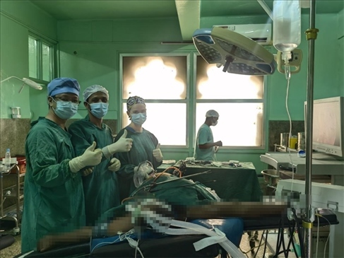 蔣國慶醫(yī)生（左）和當?shù)蒯t(yī)生慶祝手術成功。中國援桑醫(yī)療隊供圖