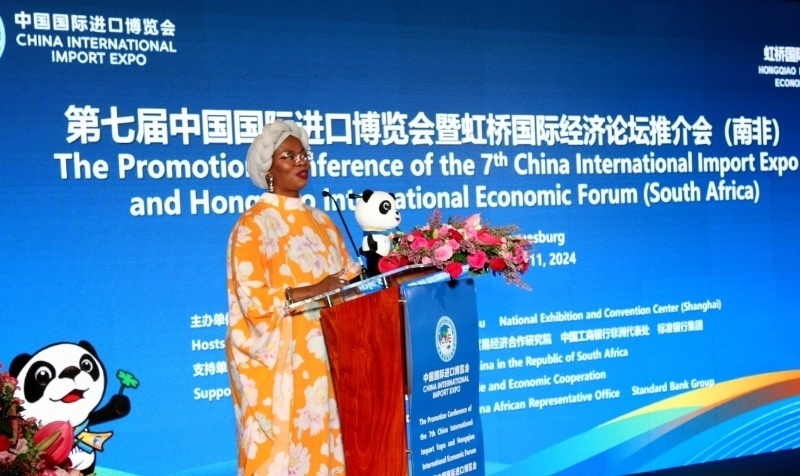 南非貿(mào)易、工業(yè)和競(jìng)爭(zhēng)部出口促進(jìn)司副總司長(zhǎng)馬塔博格致辭。（圖片來源：中國國際進(jìn)口博覽會(huì)官微）