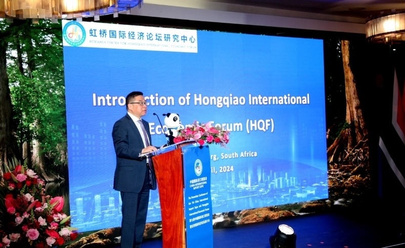 虹橋國際經(jīng)濟(jì)論壇研究中心副理事長(zhǎng)、商務(wù)部國際貿(mào)易經(jīng)濟(jì)合作研究院副院長(zhǎng)俞子榮致辭。（圖片來源：中國國際進(jìn)口博覽會(huì)官微）