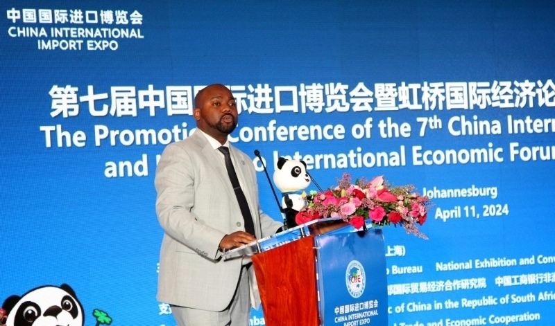 標(biāo)準(zhǔn)銀行集團(tuán)企業(yè)與商業(yè)銀行部國際貿(mào)易總經(jīng)理武巴致辭。（圖片來源：中國國際進(jìn)口博覽會(huì)官微）