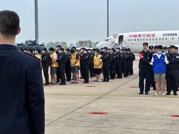 中國籍涉賭詐違法犯罪嫌疑人從柬埔寨被押解回國。人民網(wǎng)記者 郝萍攝