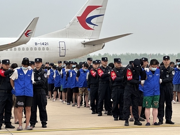 中國籍涉賭詐違法犯罪嫌疑人從柬埔寨被押解回國。人民網(wǎng)記者 郝萍攝