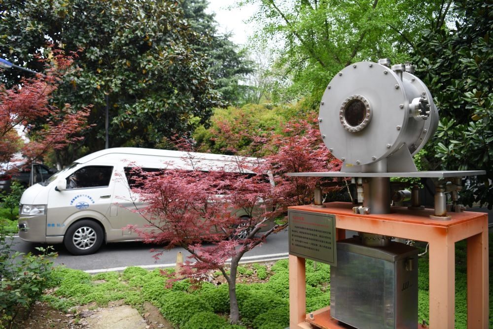 2024年4月6日，在位于安徽合肥的中國(guó)科學(xué)技術(shù)大學(xué)，自主研制的原位實(shí)驗(yàn)裝置準(zhǔn)備運(yùn)往上海光源開(kāi)展實(shí)驗(yàn)。