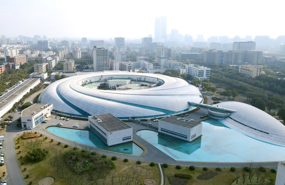 空中俯瞰位于上海張江科學(xué)城的上海光源（2024年2月27日攝，無(wú)人機(jī)照片）。