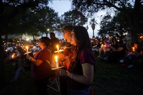 2023年5月24日，在美國得克薩斯州小城尤瓦爾迪，人們參加守夜儀式悼念校園槍擊遇害者。新華社記者吳曉凌攝