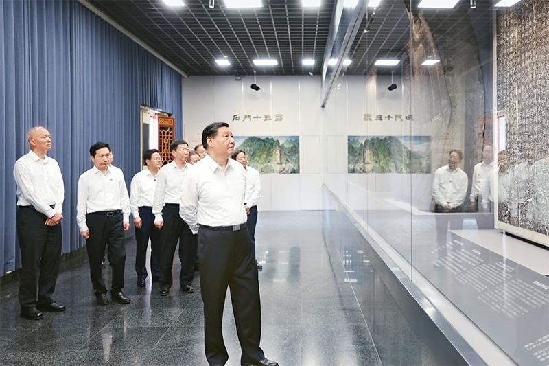 2023年7月29日，中共中央總書(shū)記、國(guó)家主席、中央軍委主席習(xí)近平在四川考察結(jié)束返京途中，來(lái)到陜西省漢中市考察。這是習(xí)近平參觀漢中市博物館有關(guān)歷史文物展陳。 新華社記者 鞠鵬/攝