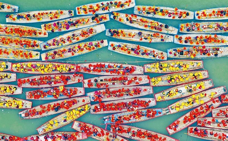 溱潼會船由南宋相沿至今，歷經(jīng)數(shù)百年傳承，被列入國家級非物質文化遺產名錄。圖為2024年4月6日在江蘇省泰州市姜堰區(qū)溱湖國家濕地公園參加會船表演的船只。 新華社發(fā) 湯德宏/攝