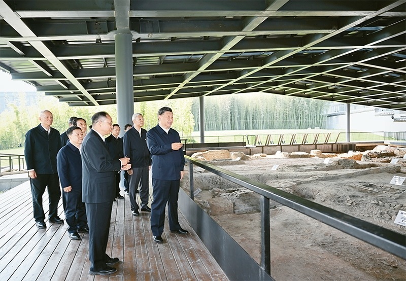 2023年10月10日至13日，中共中央總書(shū)記、國(guó)家主席、中央軍委主席習(xí)近平在江西考察。這是11日上午，習(xí)近平在景德鎮(zhèn)市陶陽(yáng)里歷史文化街區(qū)南麓遺址考察。 新華社記者 謝環(huán)馳/攝