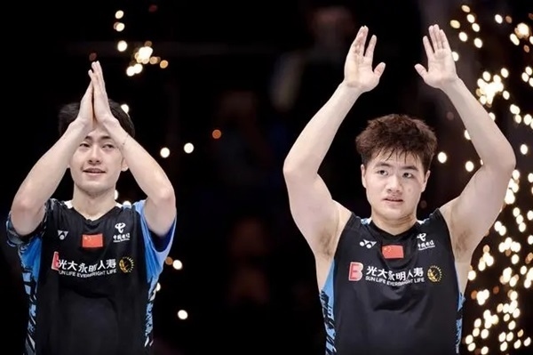 4月14日，梁偉鏗（右）/王昶在頒獎儀式上。 新華社記者 江漢攝