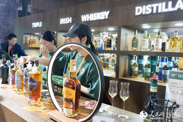 第四屆中國國際消費(fèi)品博覽會愛爾蘭國家館內(nèi)的參展商。人民網(wǎng) 常沙攝
