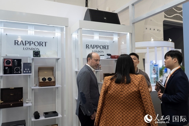 客商在第四屆中國國際消費(fèi)品博覽會英國國家館內(nèi)交談。人民網(wǎng) 常沙攝