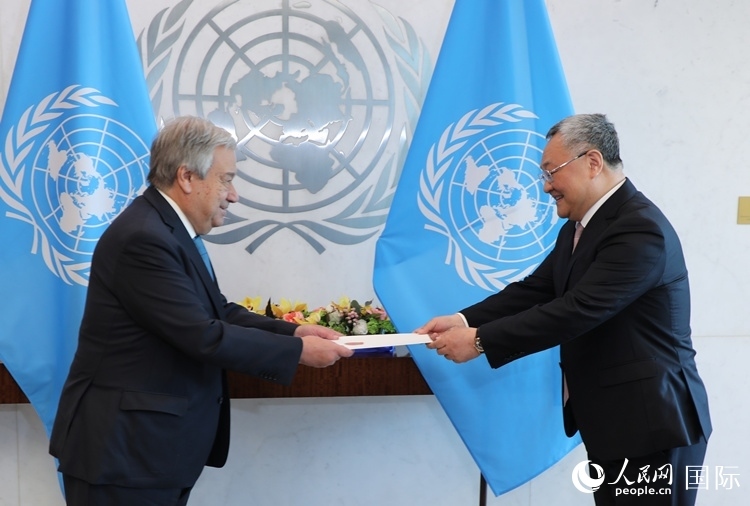 4月16日，中國新任常駐聯(lián)合國代表、特命全權(quán)大使傅聰在紐約聯(lián)合國總部向聯(lián)合國秘書長古特雷斯遞交了全權(quán)證書。 人民網(wǎng)記者 李志偉攝