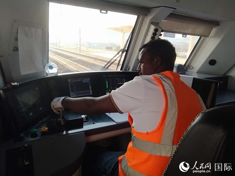 火車司機(jī)索博卡。人民網(wǎng)記者 黃培昭攝