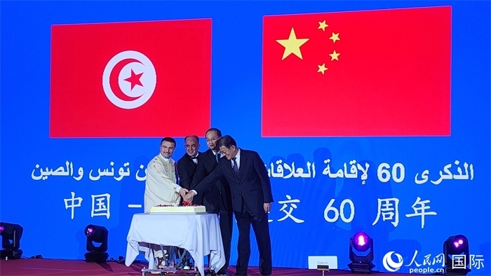 與會嘉賓共同切紀(jì)念蛋糕，從左至右分別為突尼斯國家旅游局局長侯賽因、突尼斯駐華大使阿迪勒·阿拉比、外交部副部長鄧勵(lì)、中國人民對外友好協(xié)會副會長李希奎。人民網(wǎng)記者 萬宇攝