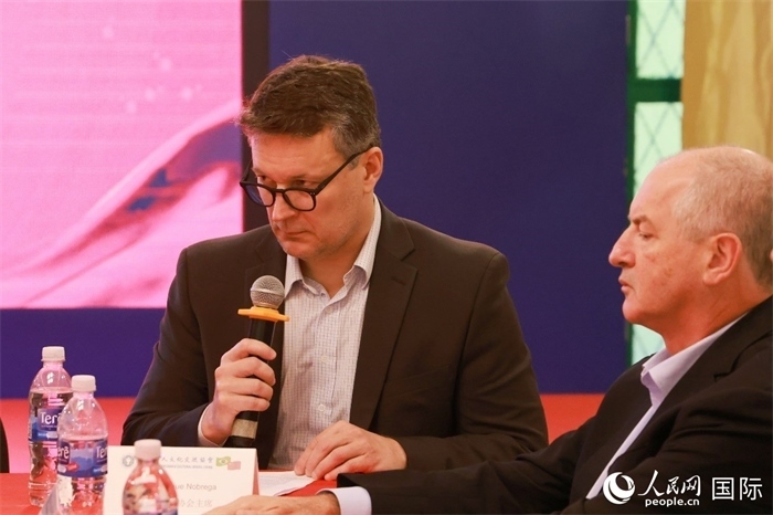 中巴友好協(xié)會主席恩里克·諾布雷加（左）在座談會上致辭。人民網記者 陳海琪攝